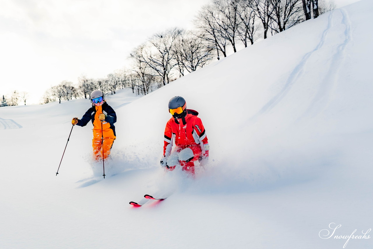 朝里川温泉スキー場　祝・積雪200cm到達。ふわふわのパウダースノーが降り積もったゲレンデを舞台に、女性スキーヤーチーム『TeamKP』成澤栞さんと秋山穂香さんが美しい滑りを披露！